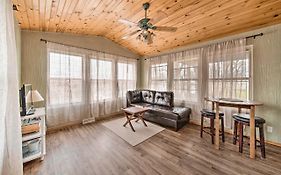 Dubuque Apartment With Deck Less Than 1 Mi To Downtown!
